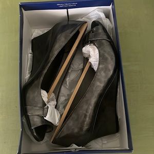 Life Stride velocity with memory foam, wedge pump shoe